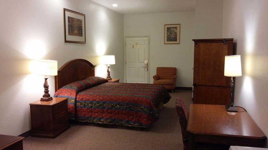 Country Regency Inn & Suites Manvel Exterior photo