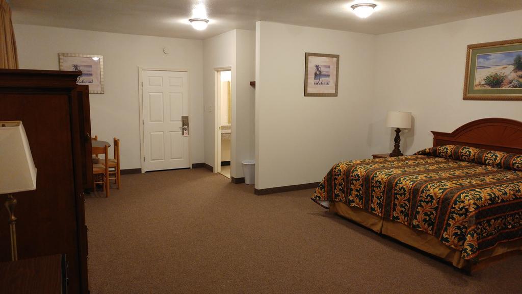 Country Regency Inn & Suites Manvel Exterior photo
