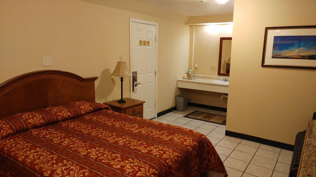 Country Regency Inn & Suites Manvel Exterior photo