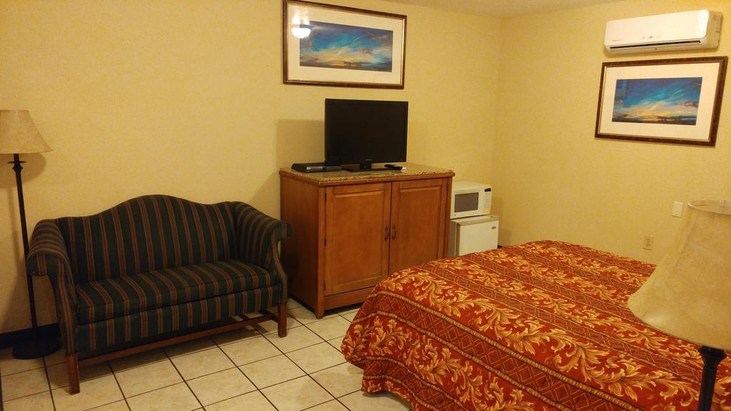 Country Regency Inn & Suites Manvel Exterior photo