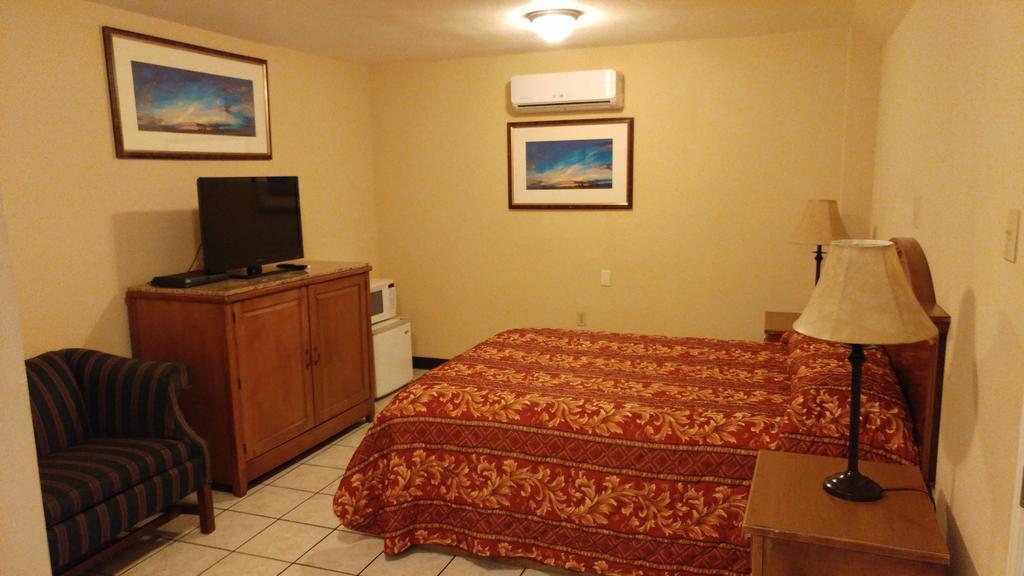 Country Regency Inn & Suites Manvel Exterior photo