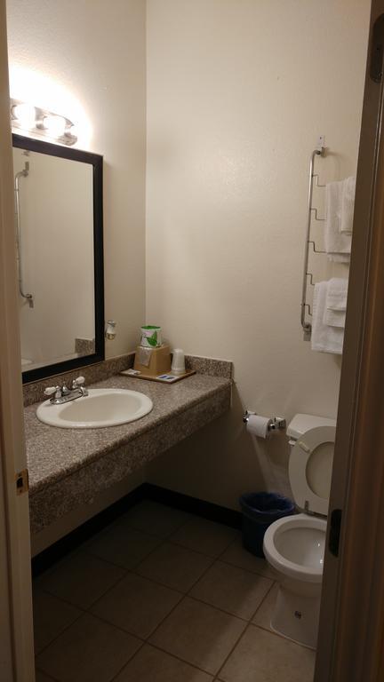 Country Regency Inn & Suites Manvel Exterior photo