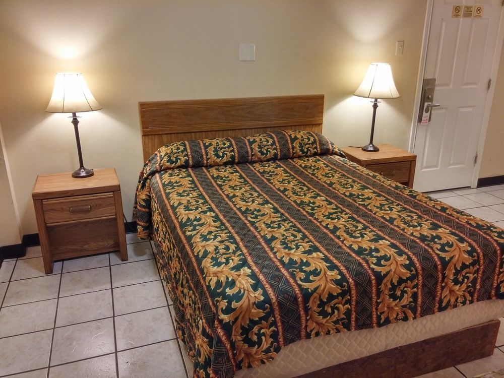 Country Regency Inn & Suites Manvel Exterior photo
