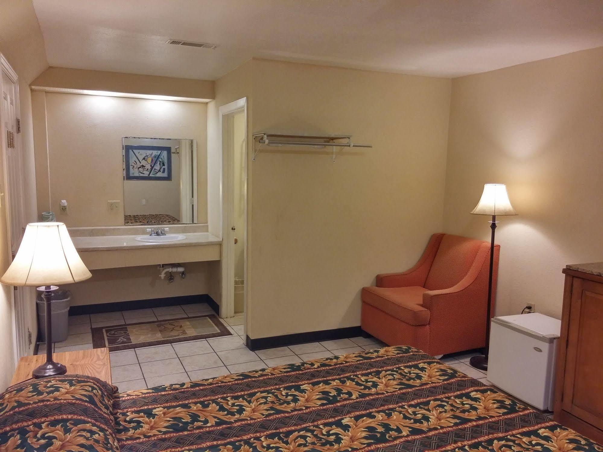 Country Regency Inn & Suites Manvel Exterior photo