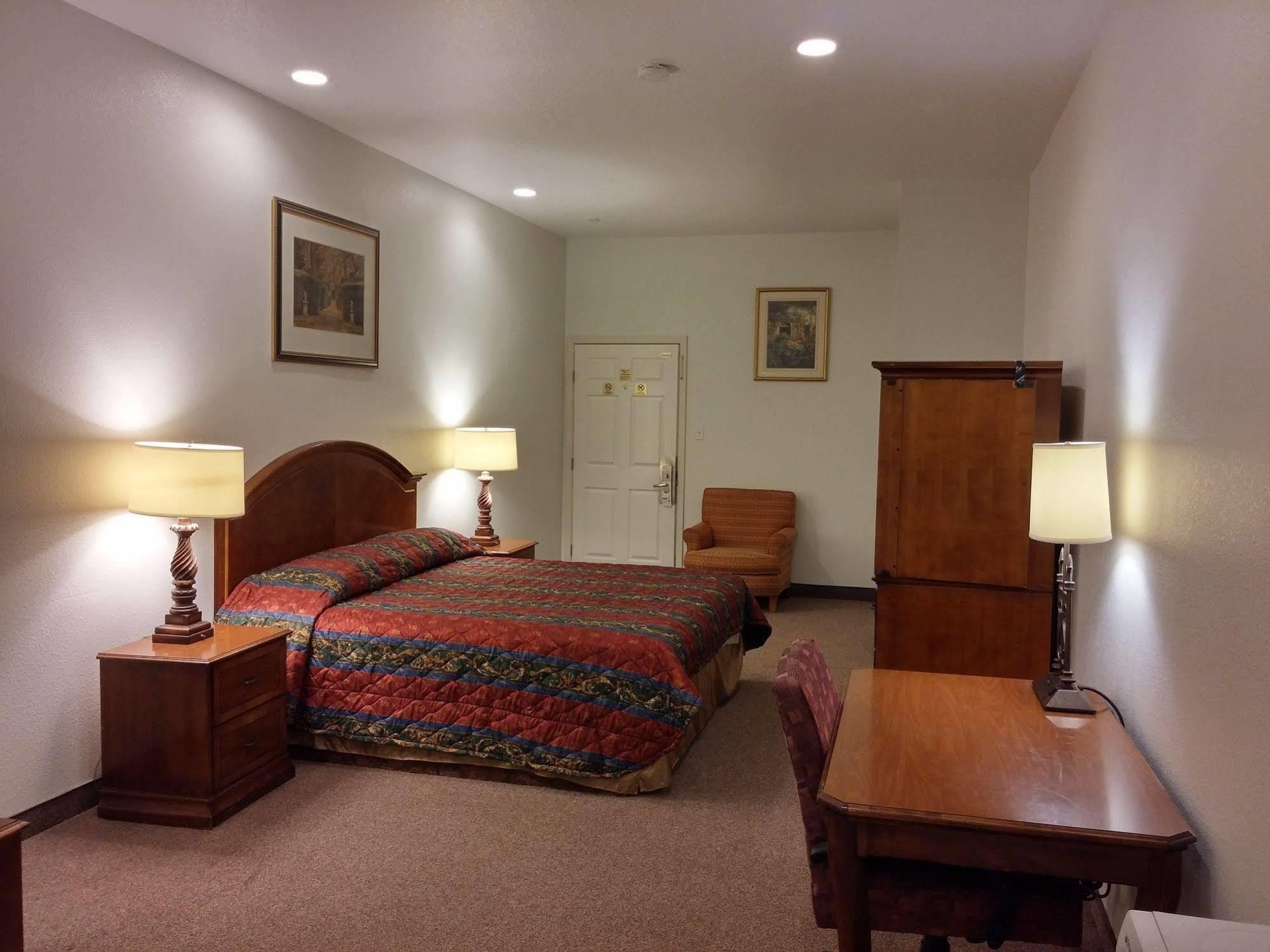 Country Regency Inn & Suites Manvel Exterior photo