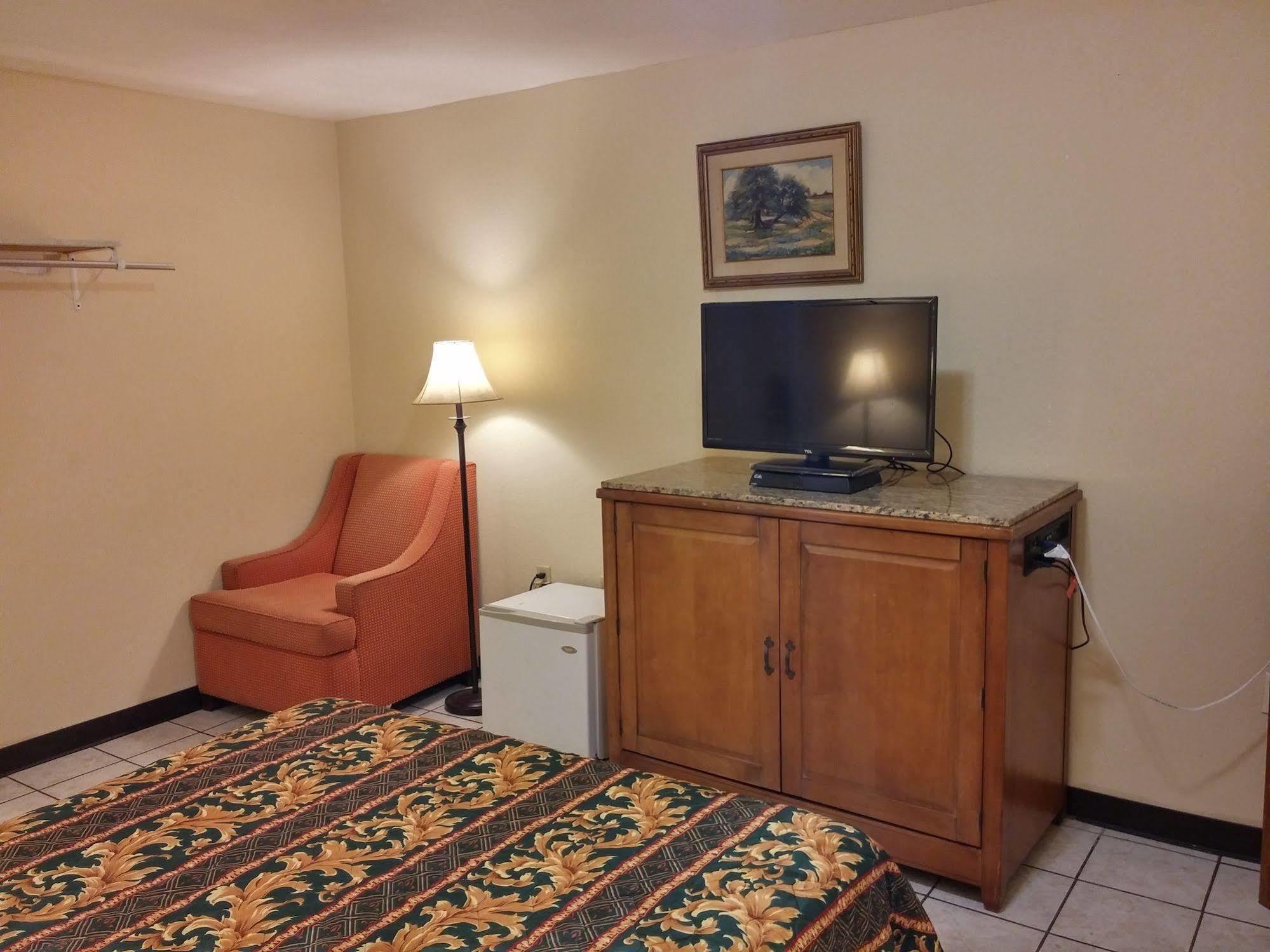 Country Regency Inn & Suites Manvel Exterior photo