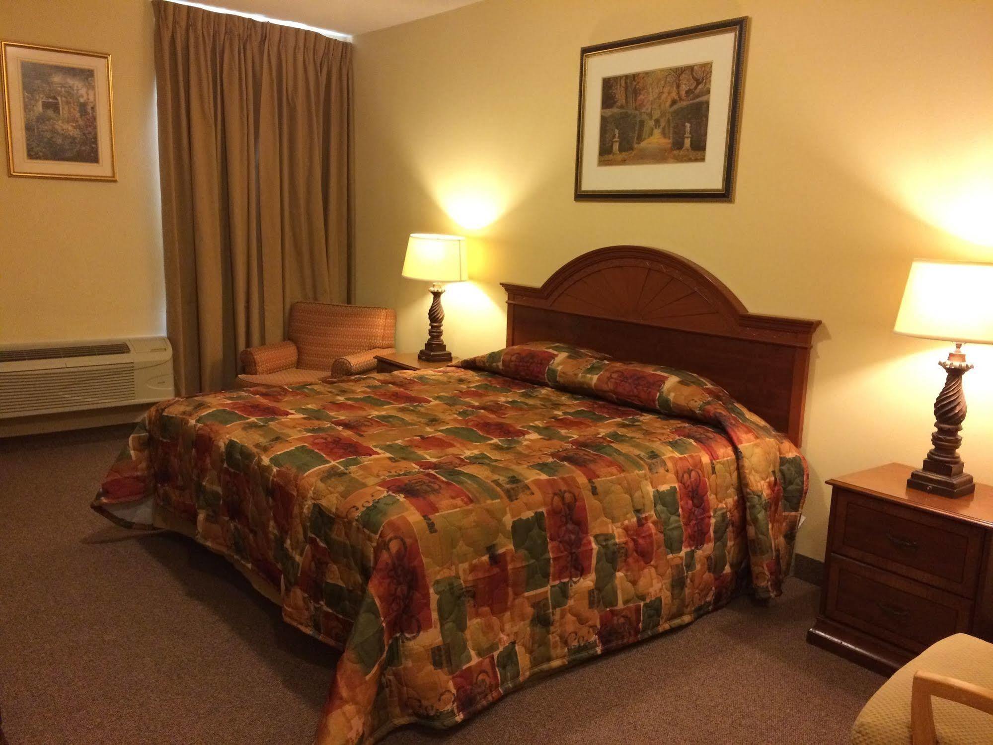 Country Regency Inn & Suites Manvel Exterior photo