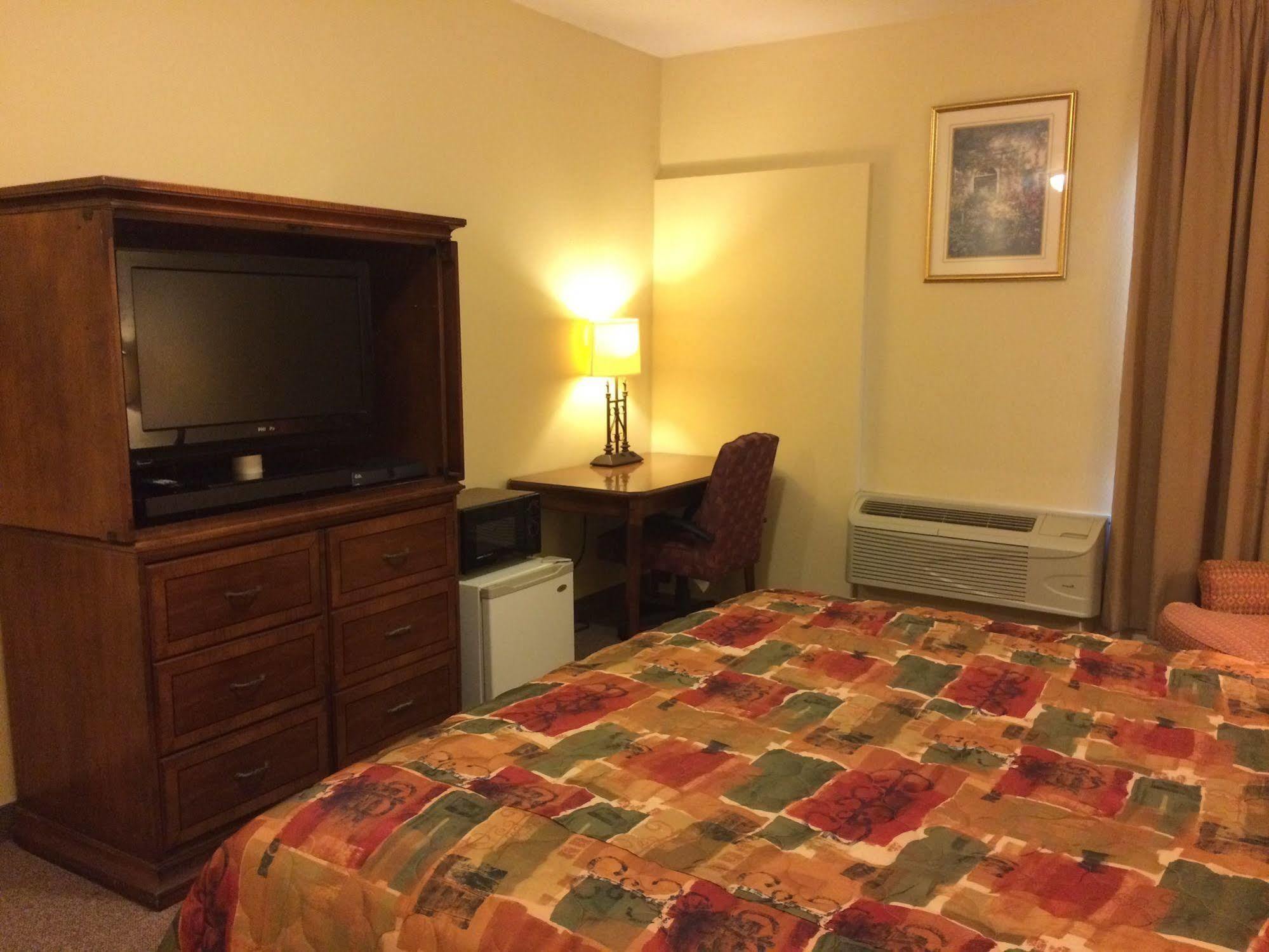 Country Regency Inn & Suites Manvel Exterior photo