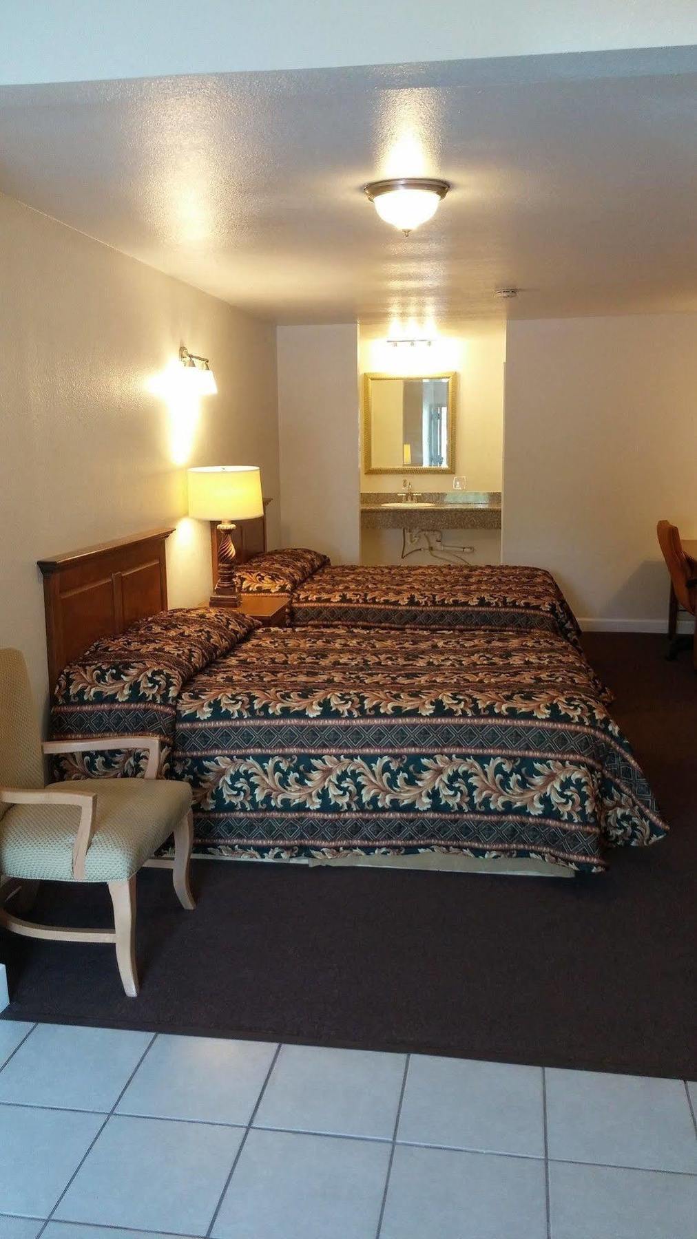 Country Regency Inn & Suites Manvel Exterior photo