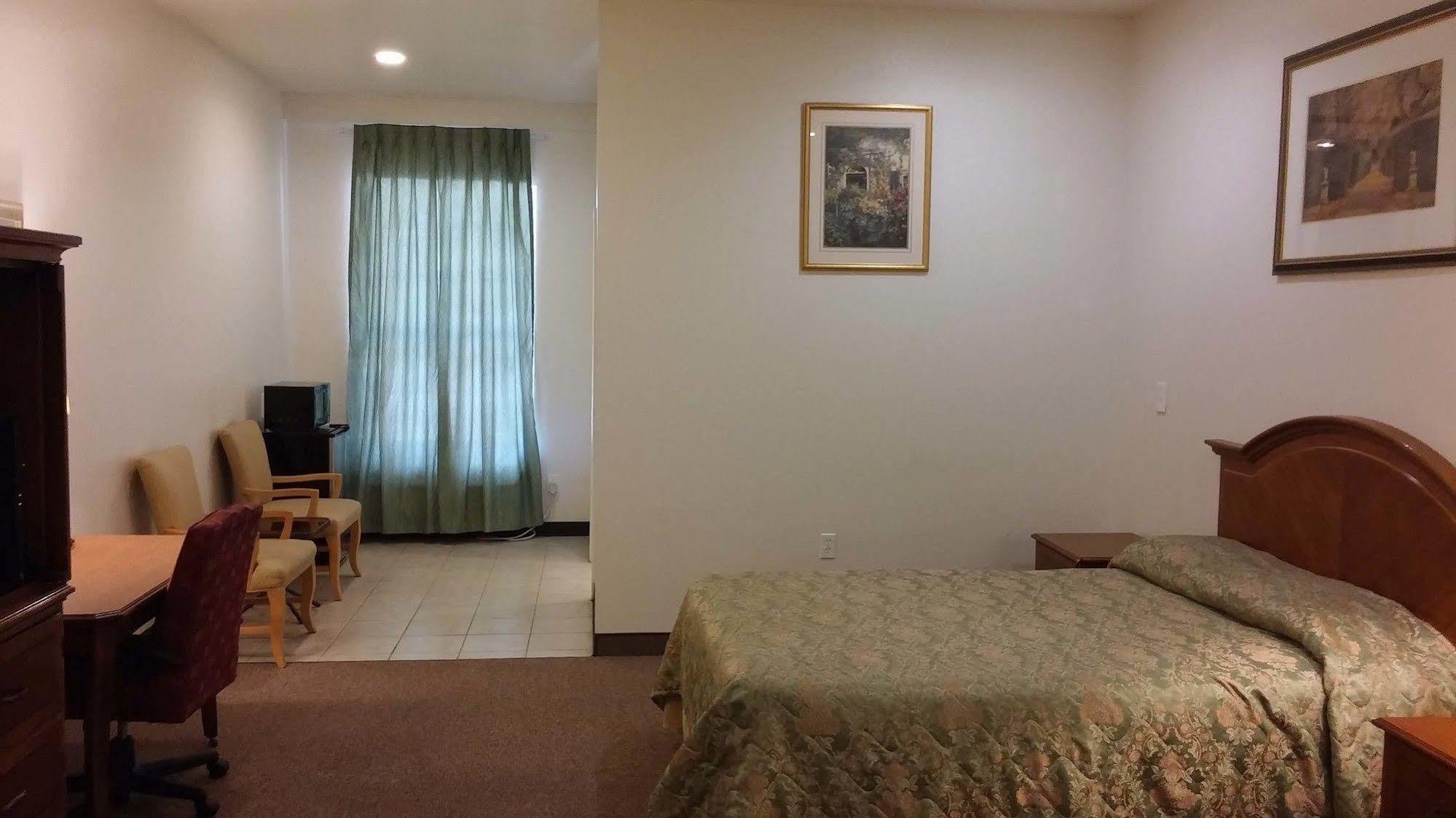 Country Regency Inn & Suites Manvel Exterior photo