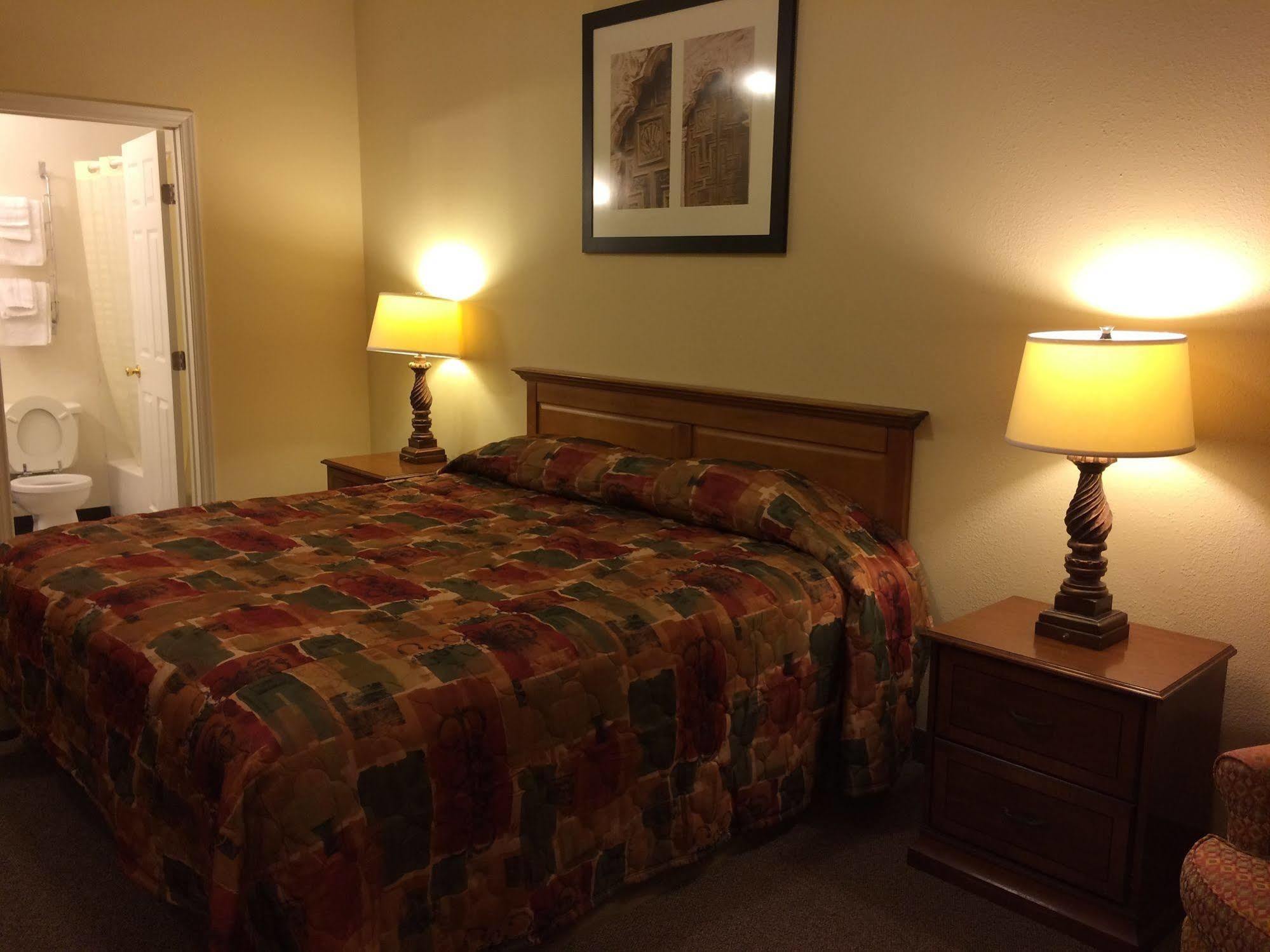Country Regency Inn & Suites Manvel Exterior photo