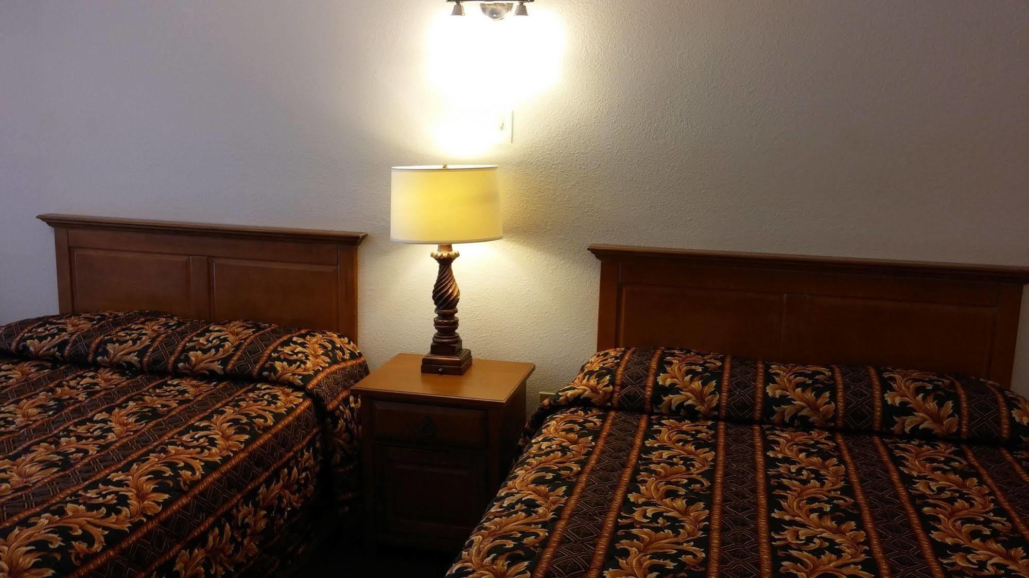 Country Regency Inn & Suites Manvel Exterior photo